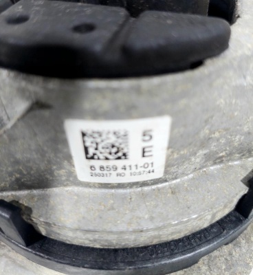 Подушка ДВС левая BMW 3 F30   F30 22116859411